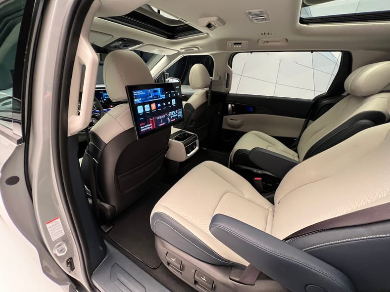 Why We Are SOOOO Excited About the 2025 Kia Carnival—Now Also With a Hybrid Option 10 Center Row Seats In The 2025 Kia Carnival