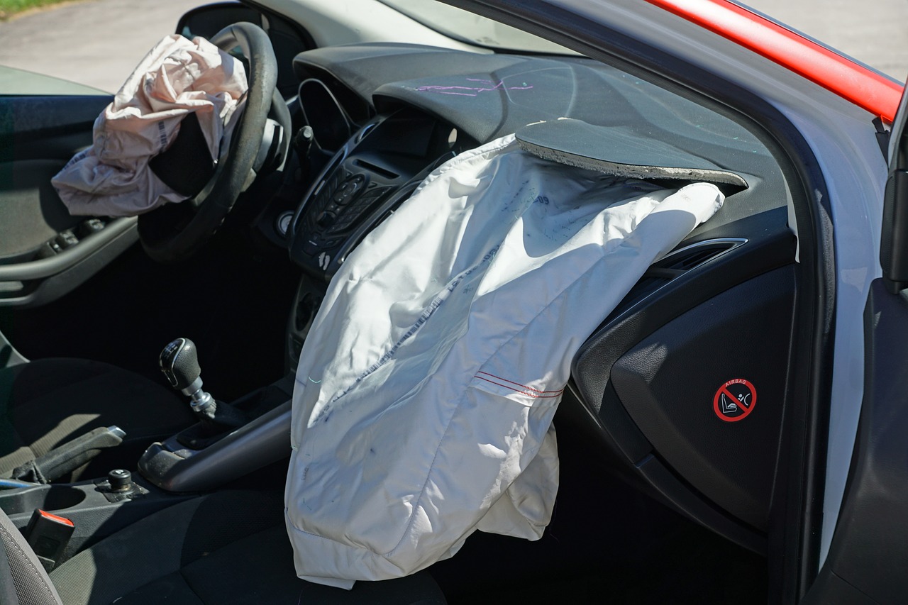 A Car Accident Can Change Your Life In a Flash 6 Airbags Are One Of The Key Car Safety Features.