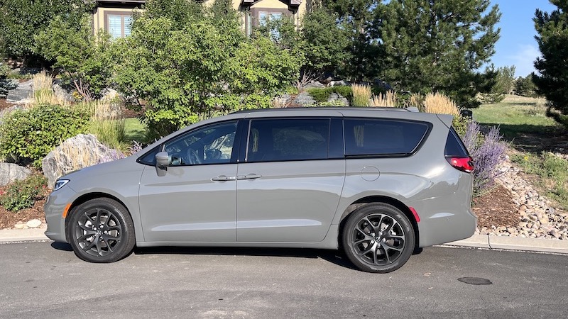Minivan Showdown: Toyota Sienna vs. Chrysler Pacifica vs. Honda Odyssey 4 Profile Of The 2022 Chrysler Pacifica Minivan. Photo: Sara Lacey