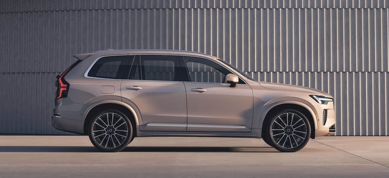 The 2025 Volvo XC90 Has a Modern New Face, Tech Upgrades and Posh Finishes 8 Side View 2025.5 Volvo Xc90