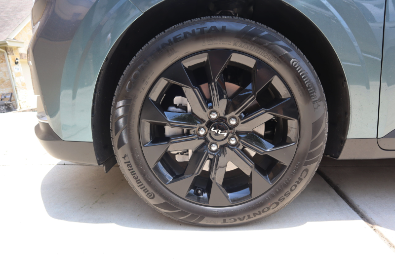 Buying New Tires? Dos & Don'ts to Find Your Best Fit 3 Kia Carnival Minivan
