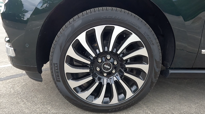 Buying New Tires? Dos & Don'ts to Find Your Best Fit 6 The Classic Nautilus Design Of The Wheels On The Lincoln Navigator